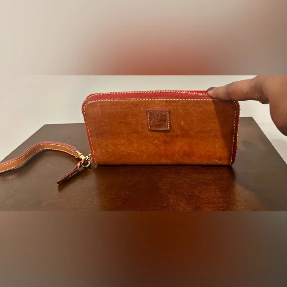 π§‘ Authentic Dooney & Bourke Large Zip Around Wristlet in Natural π§‘ - Picture 3 of 11